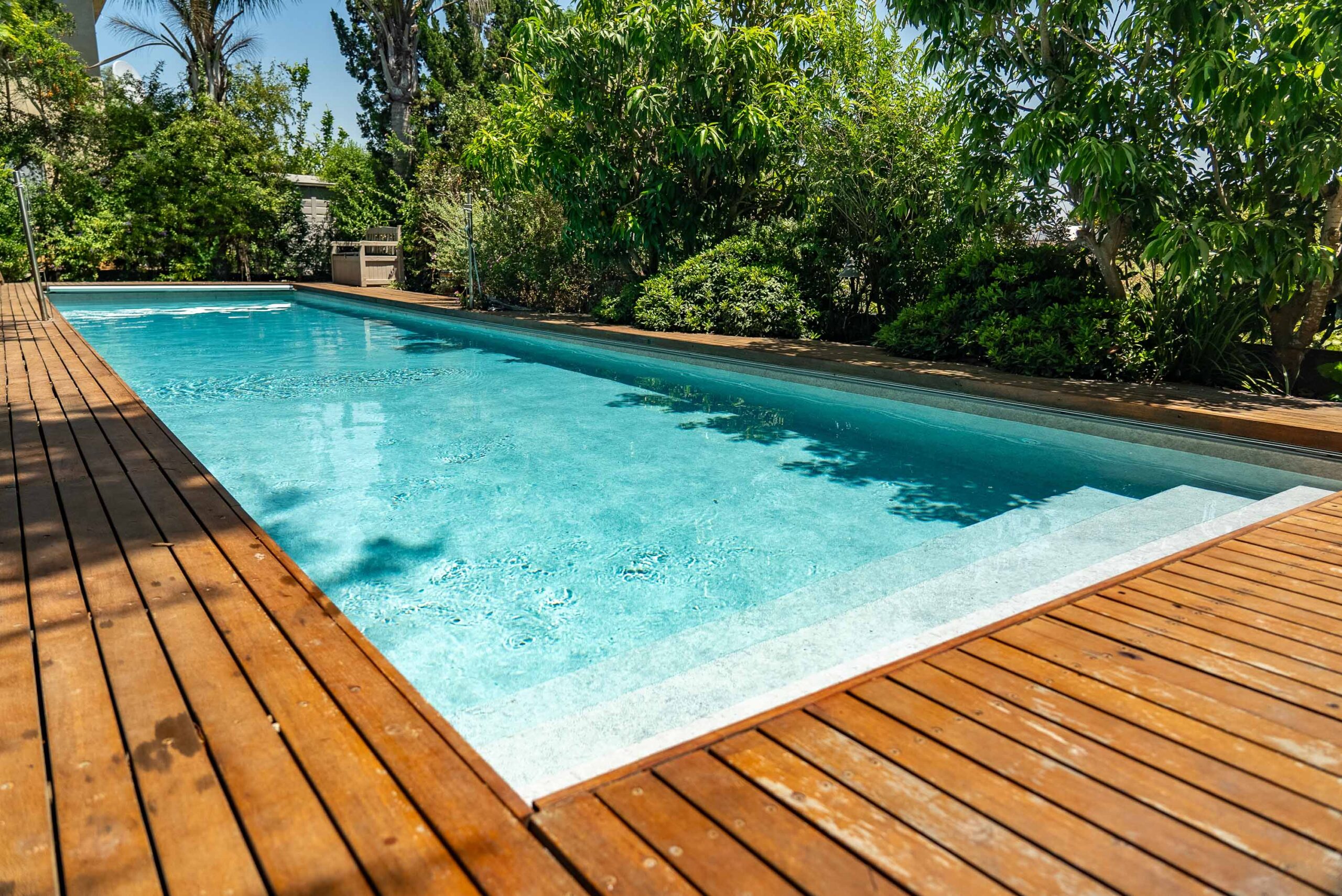 Piscine avant rénovation : mosaïque gresite blanche dégradée