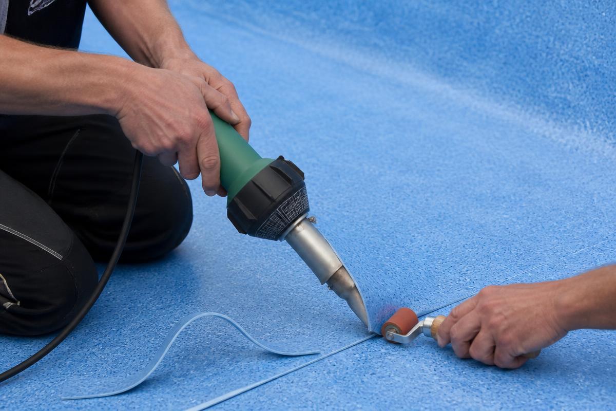 Soudure à chaud d'une membrane PVC armée dans une piscine vide